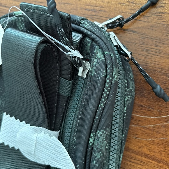 Fabletics Belt Bag NWT SALE - Picture 4 of 8